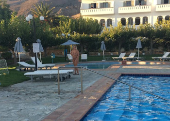 nude-pool in vritomartis