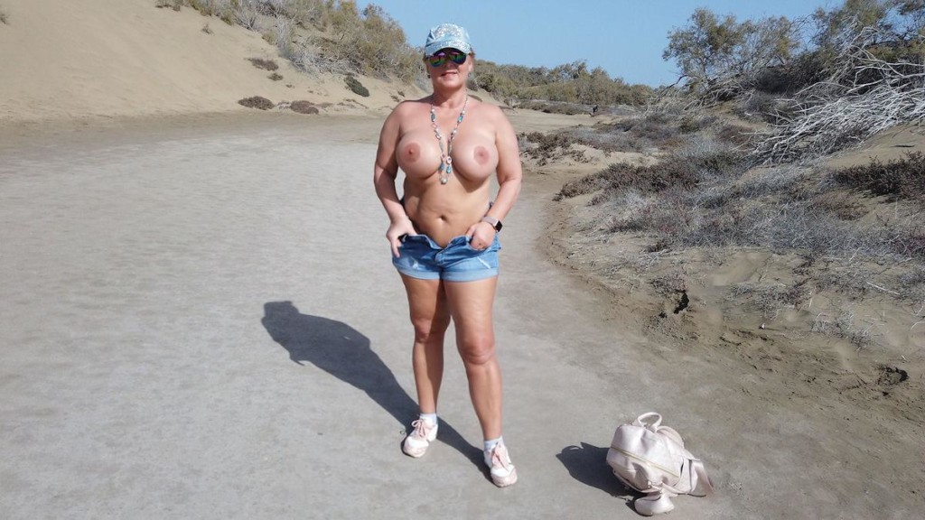 turn off my shorts to walk with naked pussy